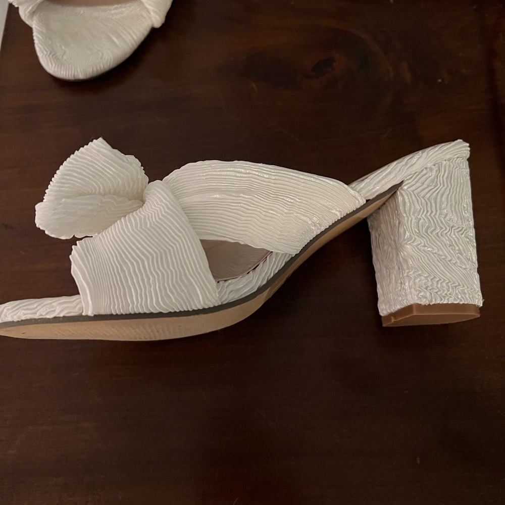 Brand new, never worn lulus bow heels